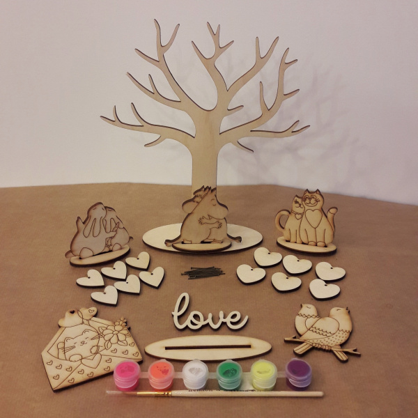 Дерево з сердечками та тваринами